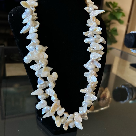 Jewelry - Elegant Pearl Necklace